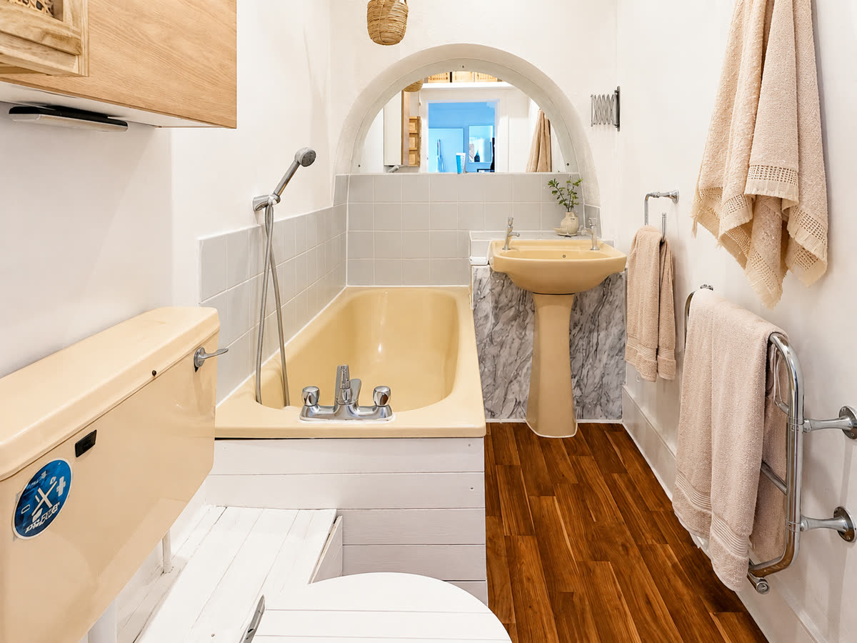 Bathroom with its original suite and arched recess